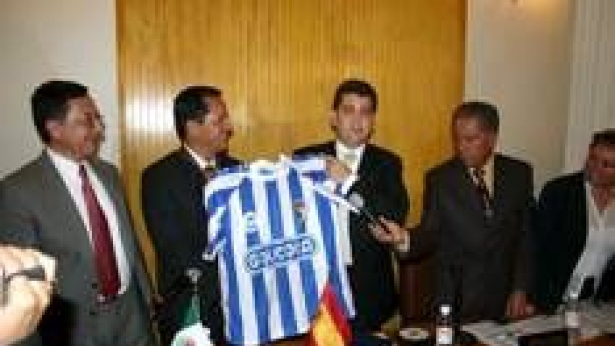 El alcalde de Pachuca, Alberto Meléndez, recibe la camiseta de la Deportiva de manos de Riesco