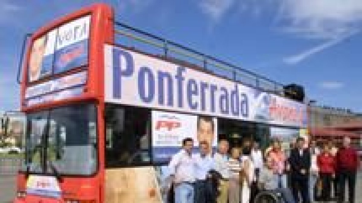 El autobús de campaña del PP ayer, escoltado por el alcalde y los miembros de su equipo de gobierno