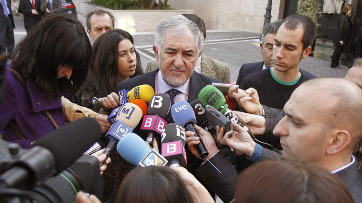 Conde-Pumpido atiende a los medios antes de presidir  la Junta de Fiscales Superiores.