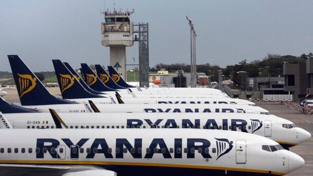 Aviones de Ryanair alineados en un aeropuerto.