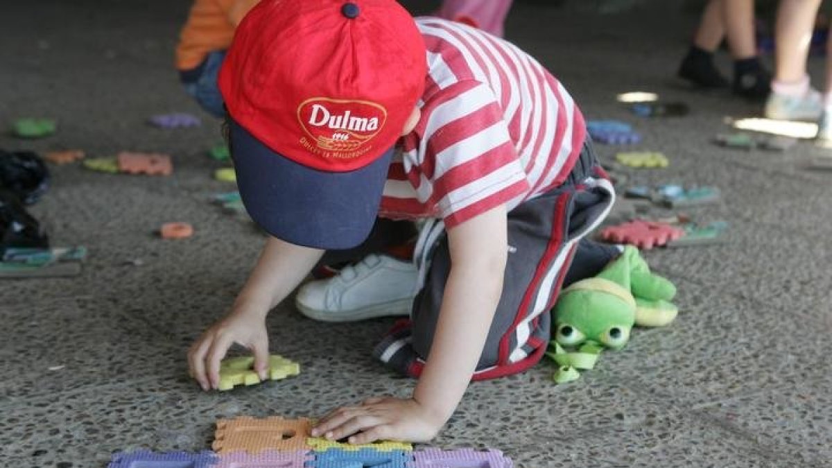 Un niño participa en una actividad de verano organizada por un colegio de León. FERNANDO OTERO PERANDONES