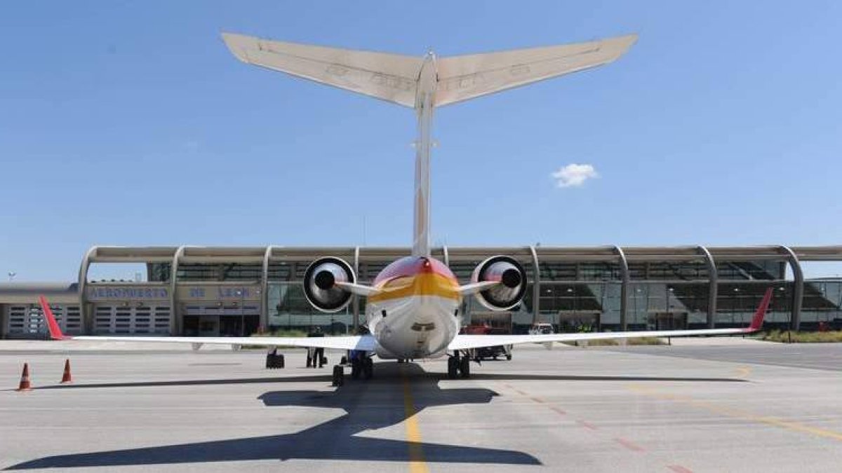 Un avión de la compañía española Iberia en el aeropuerto leonés de La Virgen del Camino.