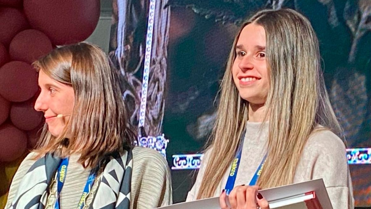 Sara González recibe el diploma acreditativo de su talento joven de manos de Rita. DO LEÓN