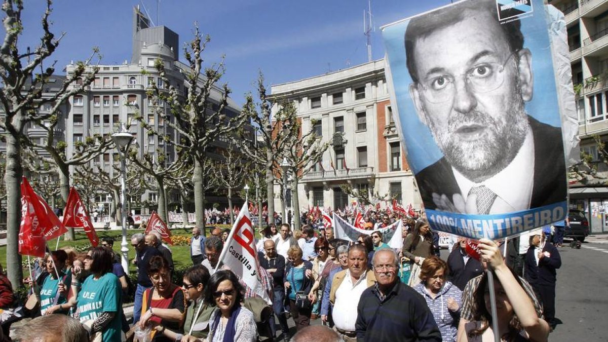 Miles de personas participan en la manifestación del 1 de Mayo en León