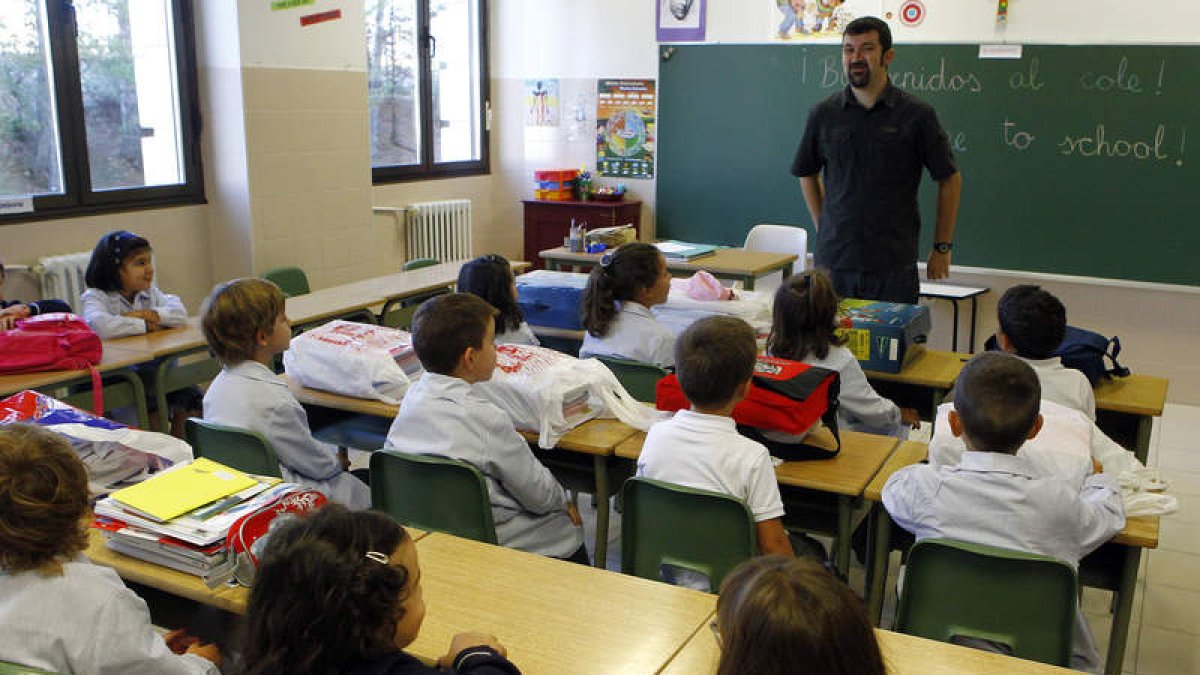 Los alumnos atienden a las explicaciones de su profesor durante una clase.
