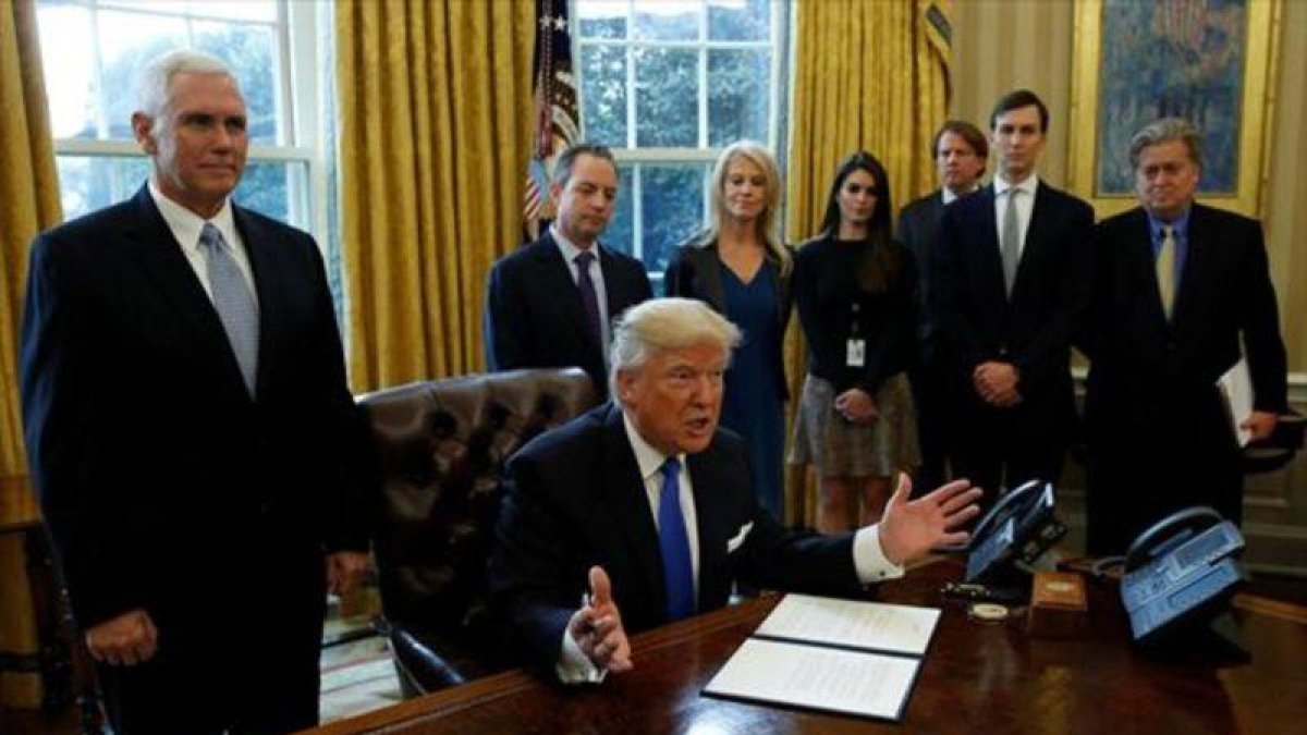 Trump, en el Despacho Oval, antes de firmar una orden ejecutiva.