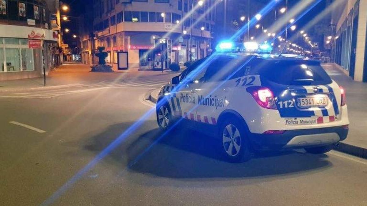 Un coche de la Policía Local, en imagen de archivo. DL