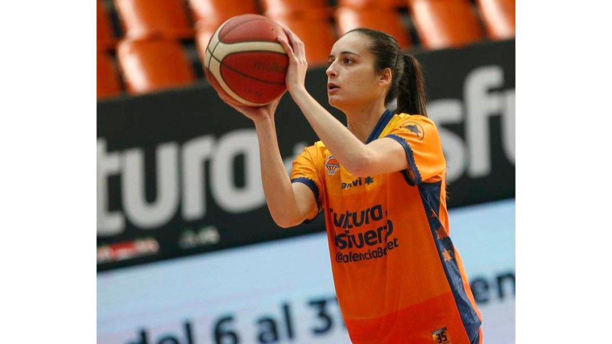 Ángela Salvadores ha firmado una destacada temporada en el Valencia Basket