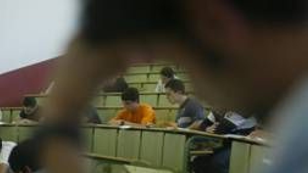 Varios estudiantes realizan un examen en una de las aulas de la universidad