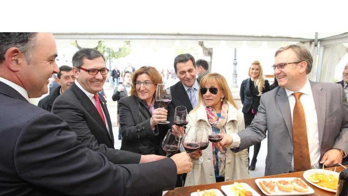 Alfonso Arias, Adolfo Canedo, María Jesús Pascual, Fidentino Reyero, Isabel Carrasco y el bodeguero de Vinos de Arganza.