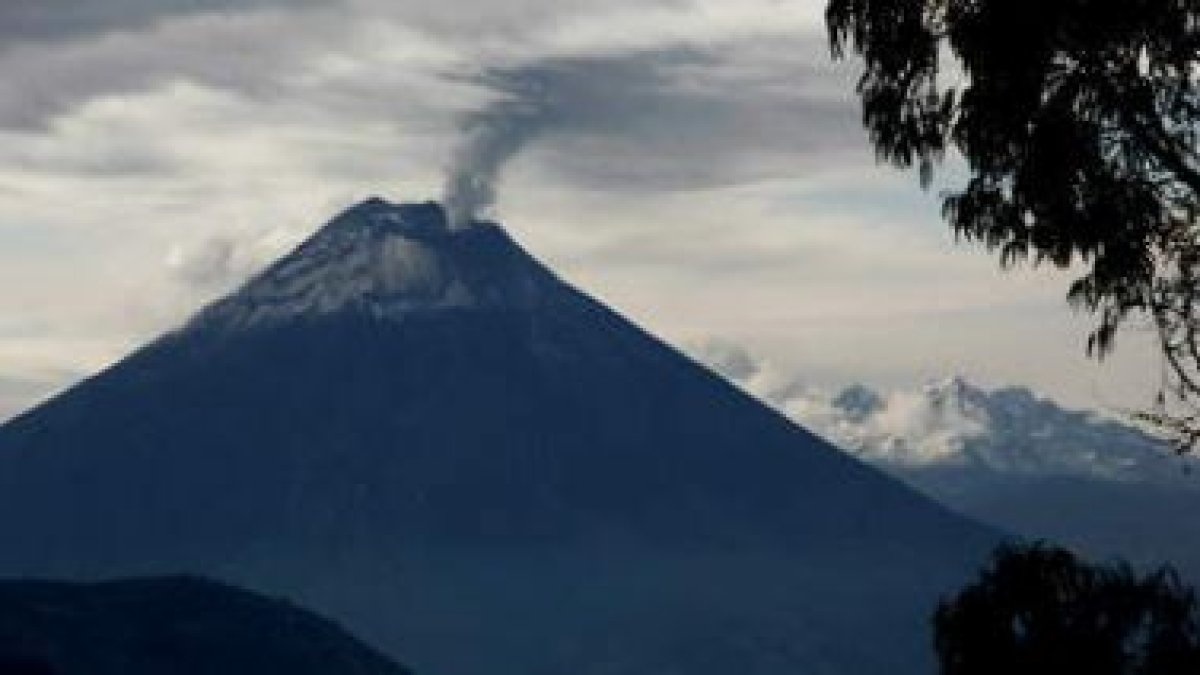 Fotografía tomada desde la población de Pillaro en la que se ve el volcán Tungurahua.