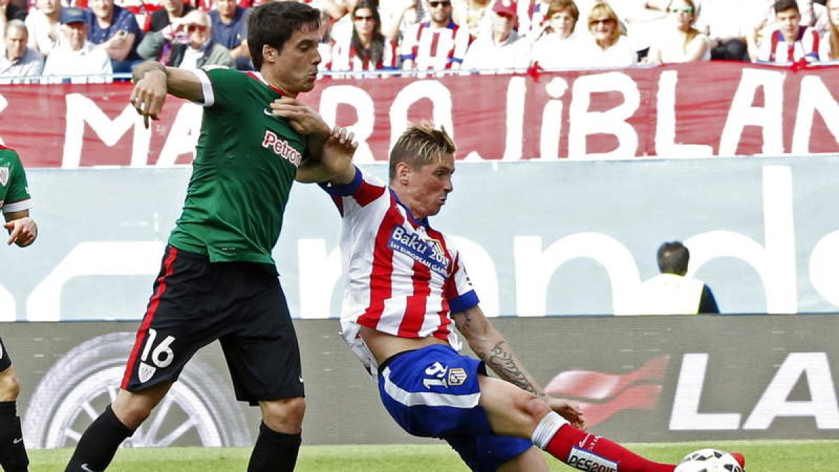 Fernando Torres pelea un balón con el defensa del Athletic Xabier Etxeita.