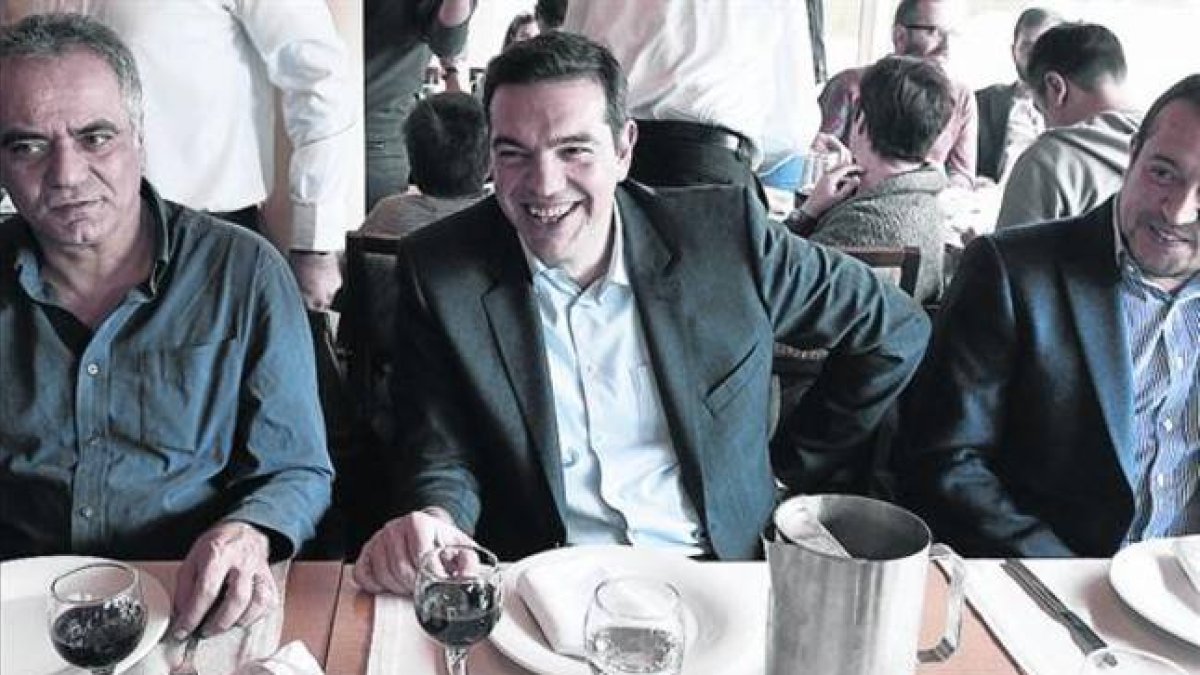 Alexis Tsipras, líder de la izquierda radical Syriza, comparte comida con colaboradores, este sábado en Atenas.