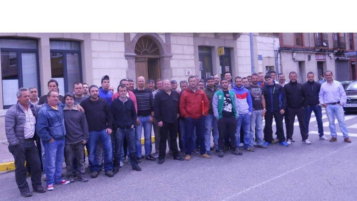 Un grupo de trabajadores de Minerplan, tras la asamblea celebrada ayer.