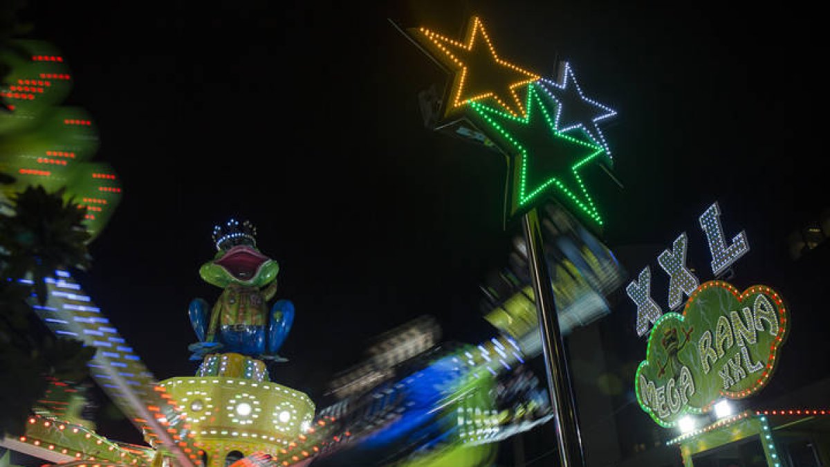 Atracciones de feria en las calles de León. FERNANDO OTERO