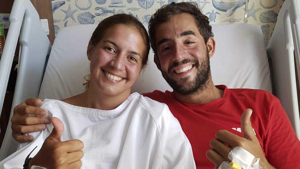 Marta Miguel y David Hernández durante su breve estancia en el hospital. NOEL CABALLERO