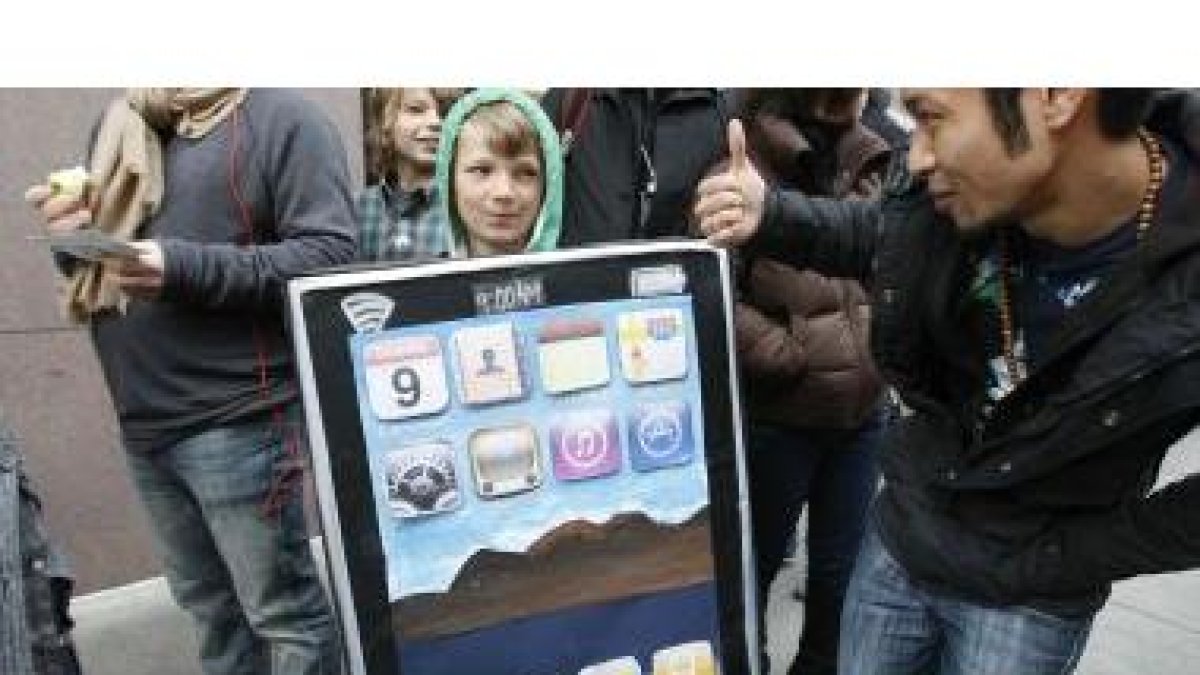 Una niña entra disfrazada de iPad en una tienda Apple de San Francisco.