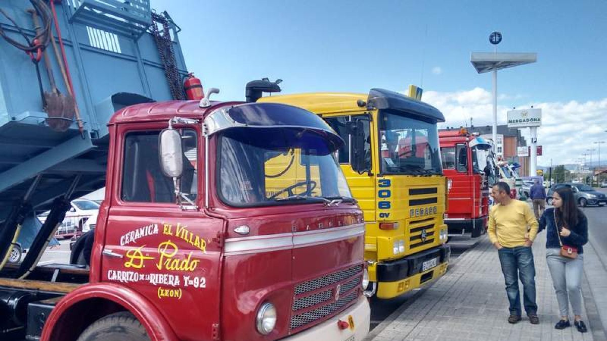 Camiones clásicos estacionados ayer junto a la avenida de los Escritores de Ponferrada. DL