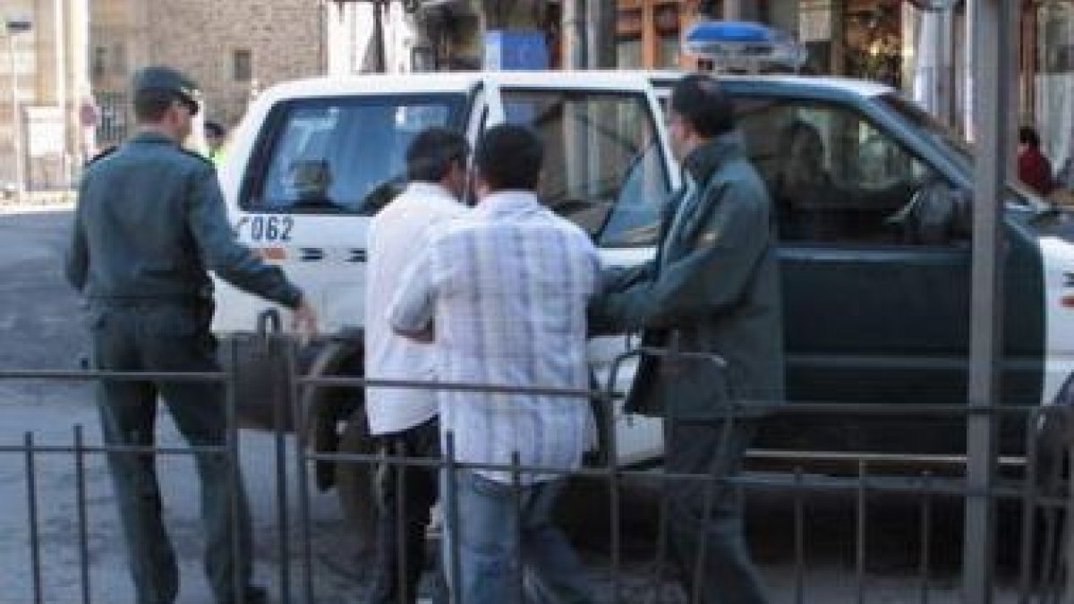Agentes de la Guardia Civil, en el momento de la detención de dos de los acusados.