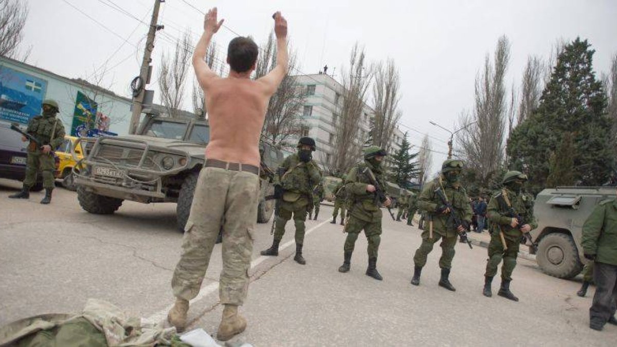 Un ucraniano, despojado de parte de su ropa, retenido por soldados rusos en Balaklava, Crimea, Ucrania