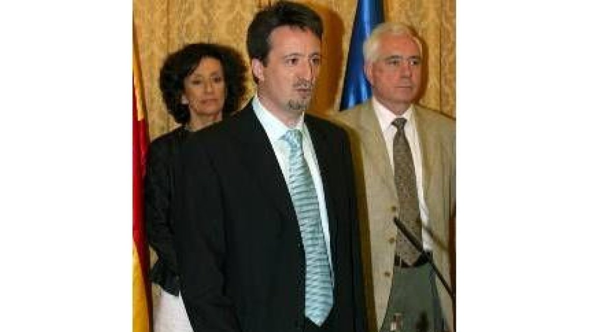Javier Vidal juró su cargo ante la ministra Mercedes Cabrera