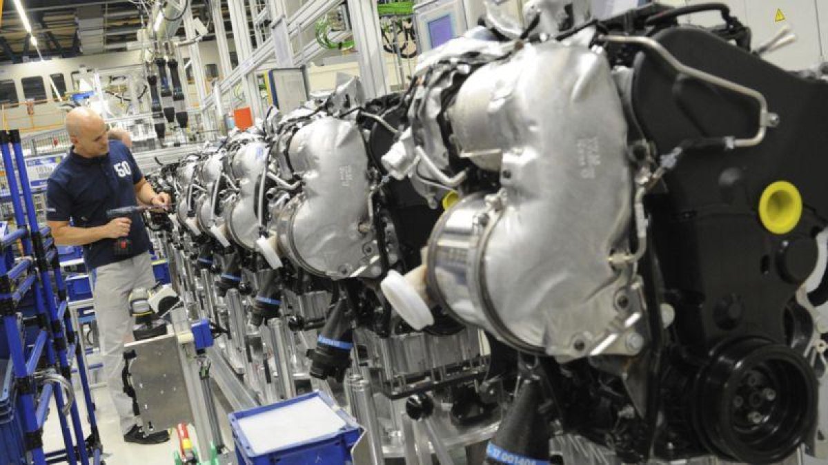 Fotografía de archivo tomada el 28 de junio de 2012 que muestra a un empleado de Volkswagen que trabaja en unos motores diesel en la planta de Salzgitter (Alemania).