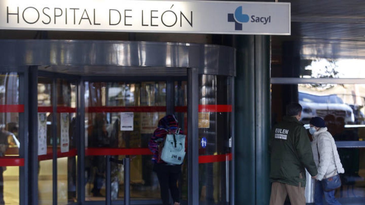 Entrada al Hospital de León. FERNANDO OTERO.