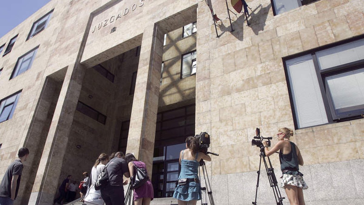 El juicio de la Diputación contra Triana levantó gran expectación mediática ayer.