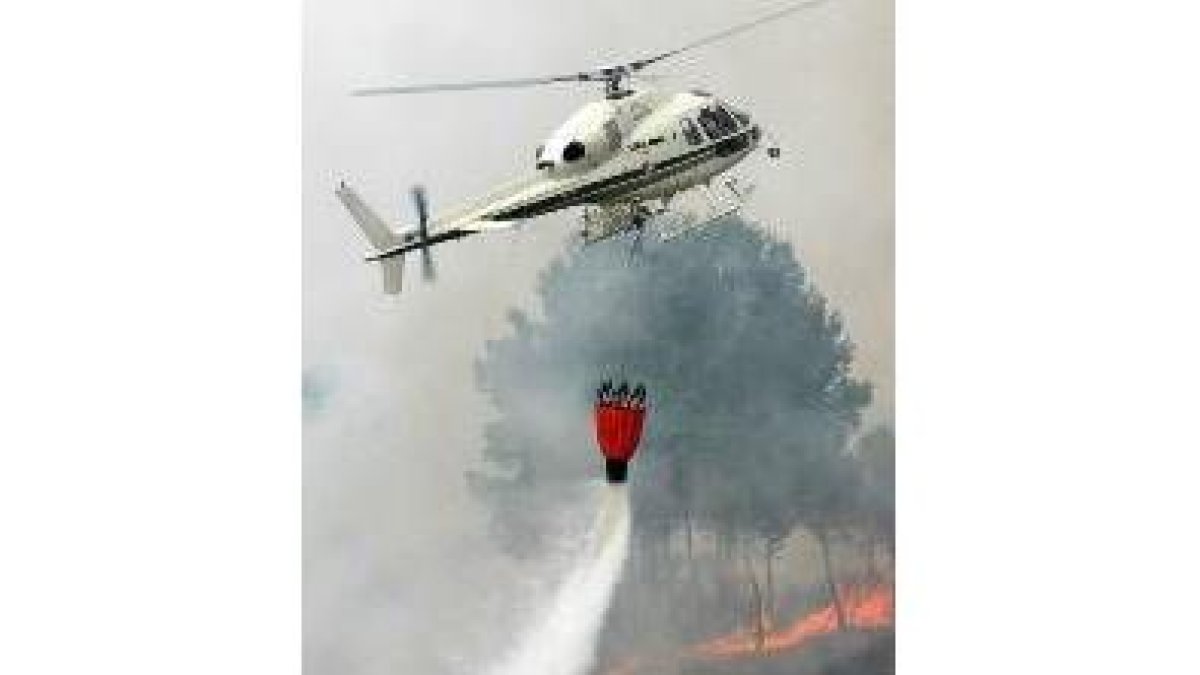 Un helicóptero participando en las labores de extinción de un incendio