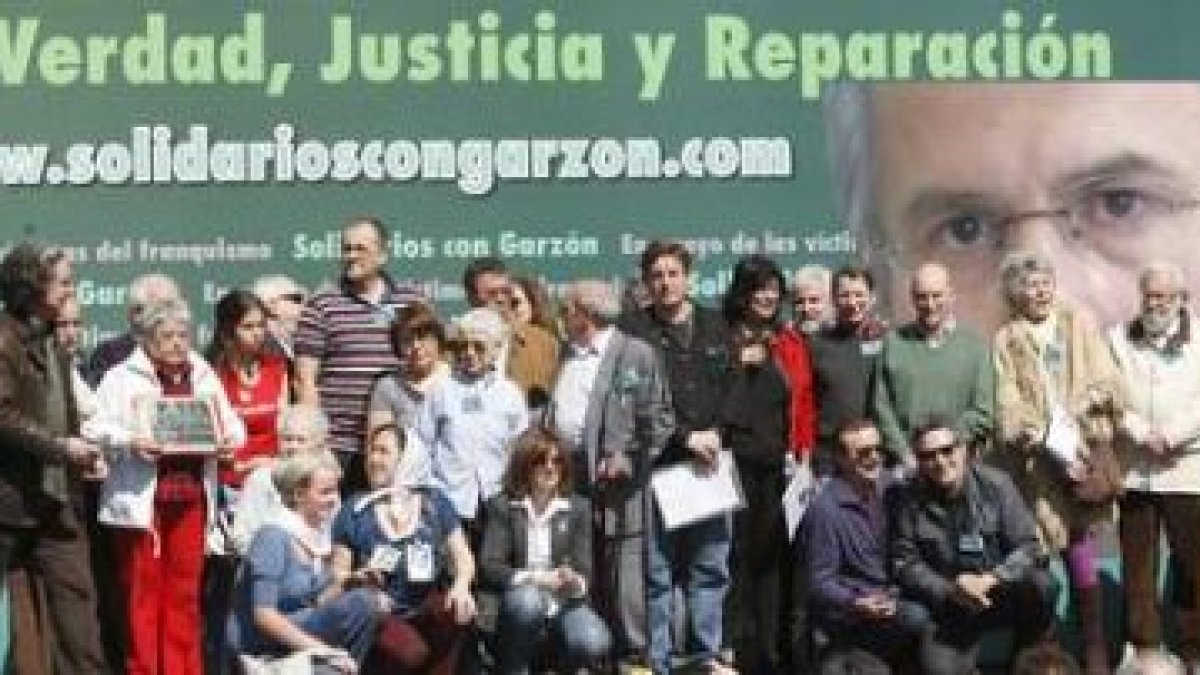 Foto de familia de los participantes en el acto de solidaridad con el juez Baltasar Garzón.