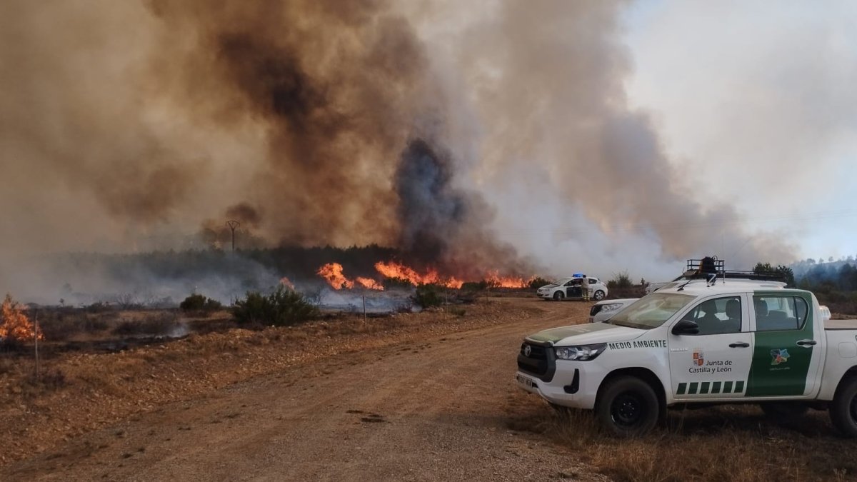 Imagen del incendio en la tarde de ayer. DL