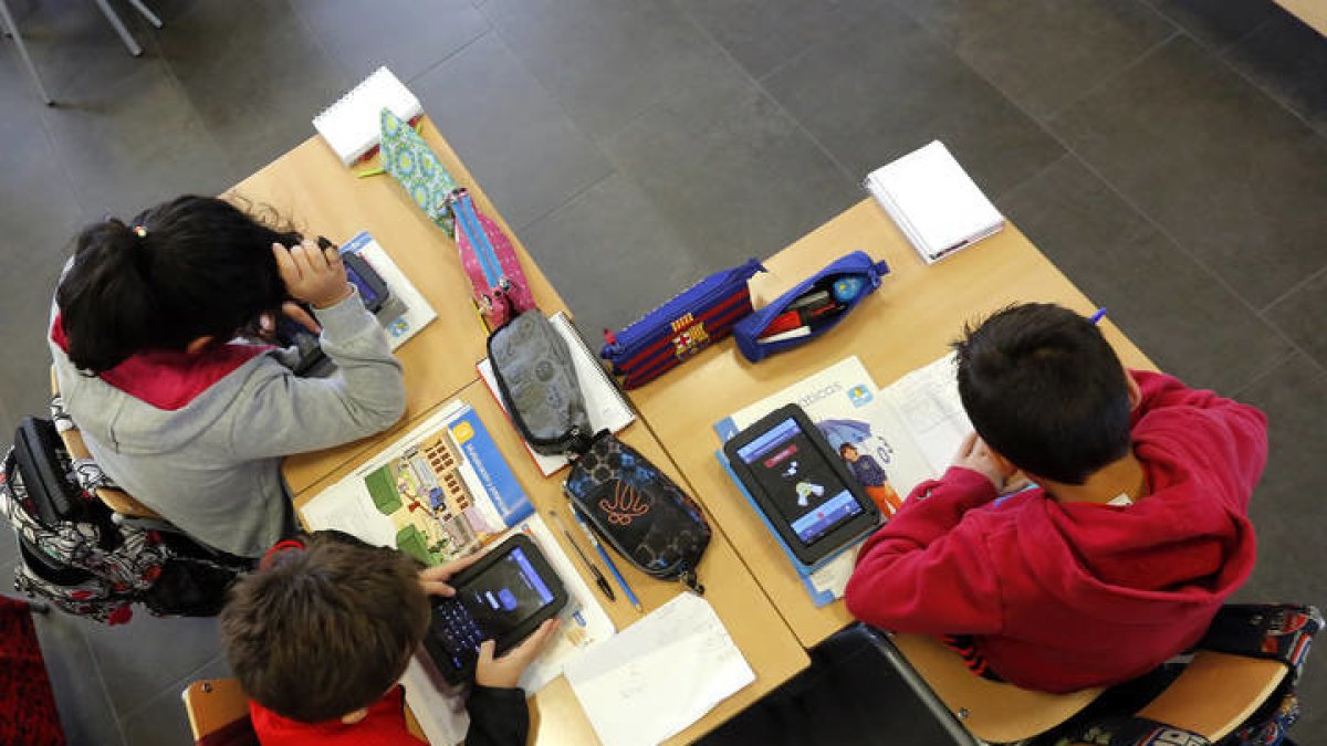 Niños con dispositivos electrónicos en una clase MARCIANO PÉREZ