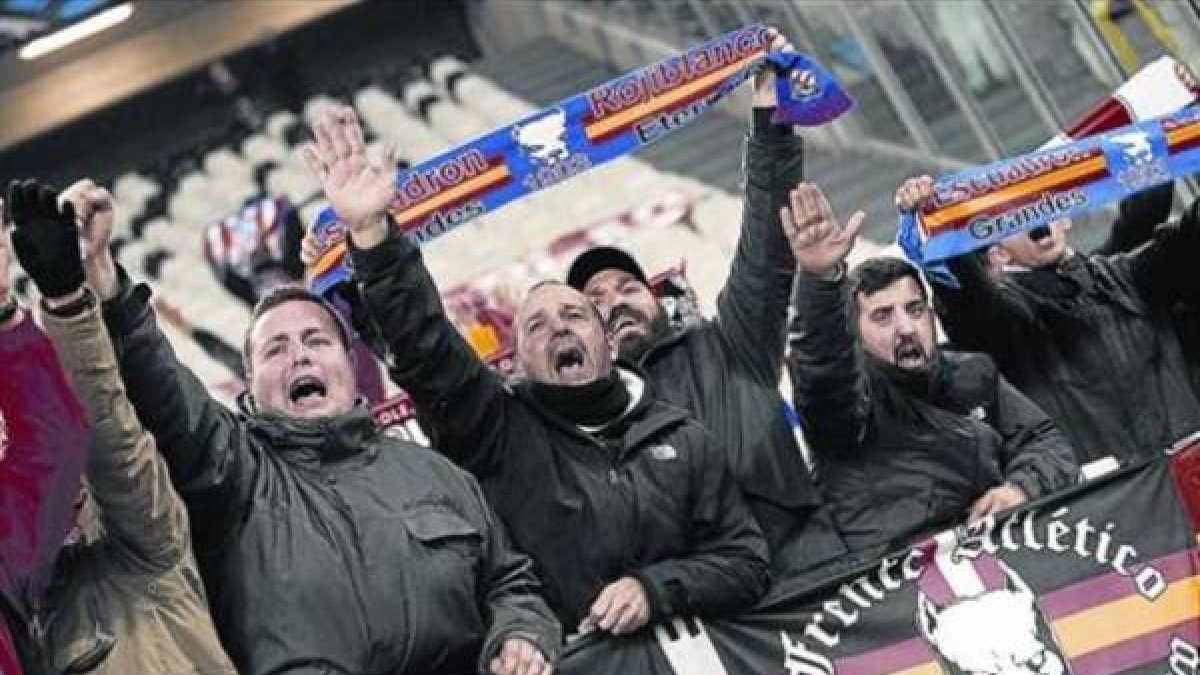 Seguidores radicales rojiblancos, el pasado martes en el estadio de la Juventus de Turín.