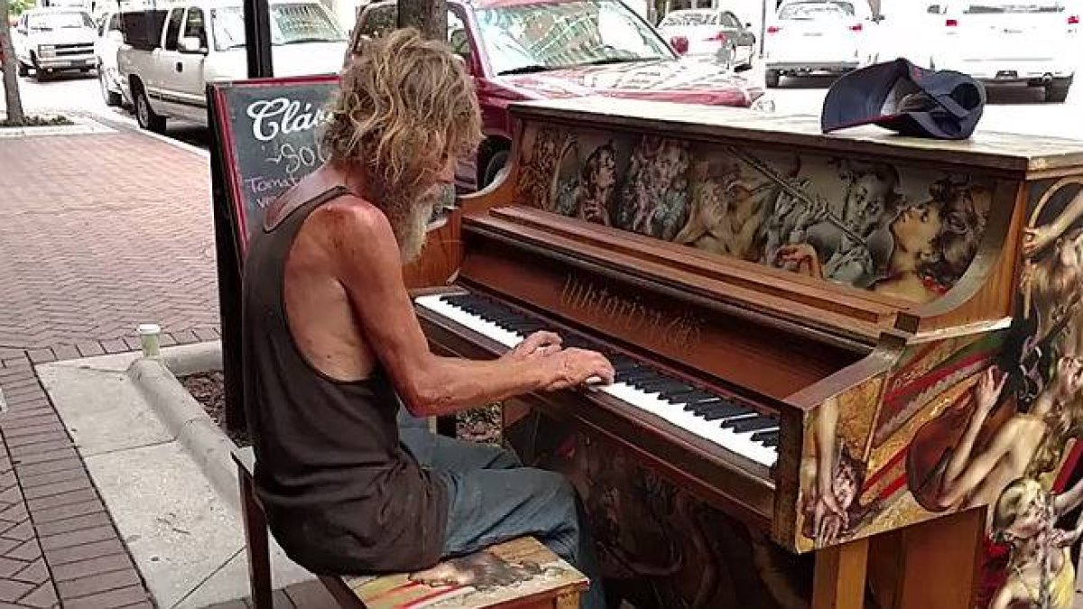 Daniel Gould, durante su interpretación callejera en Saratosa (Florida), el 30 de junio.