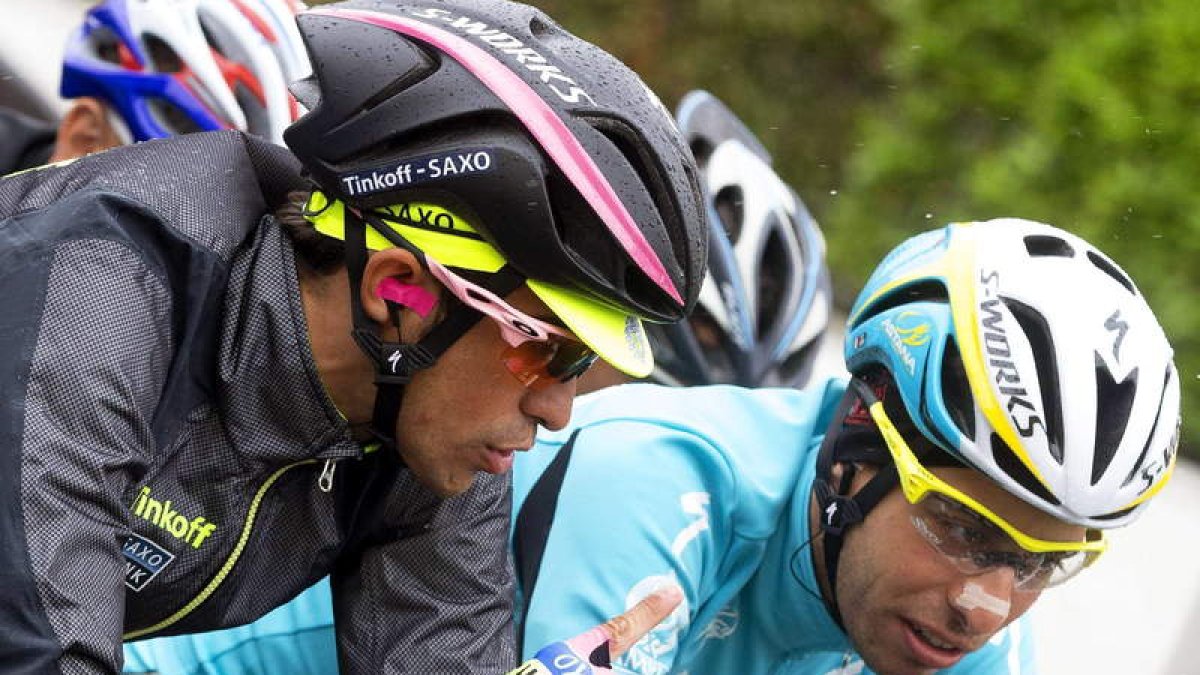 Contador habla con Aru durante la etapa.