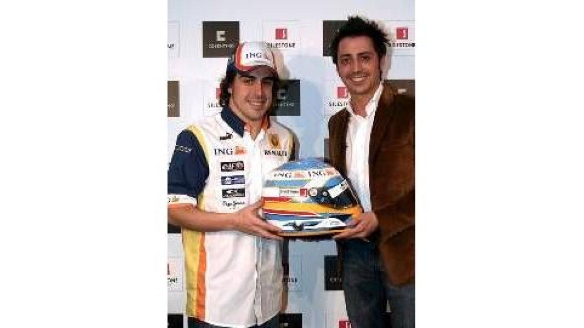 Alonso y el director comercial de Silestone, con el casco que patrocina