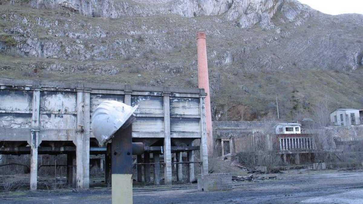 Instalaciones mineras abandonadas en Vegamediana. CAMPOS