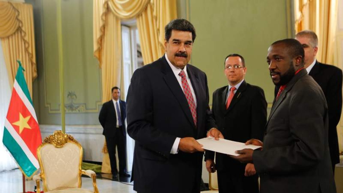 Nicolás Maduro recibe las credenciales de los nuevos embajadores. POL