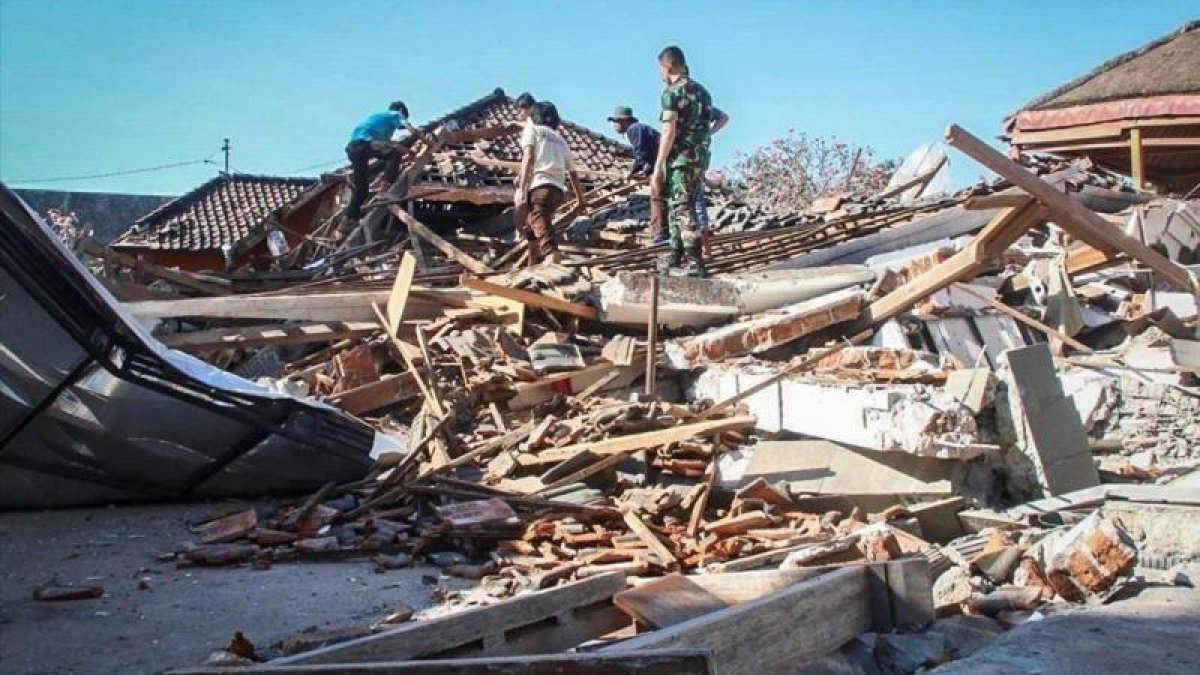 Los servicios de rescate buscan víctimas entre los escombros en la isla de Lombok.