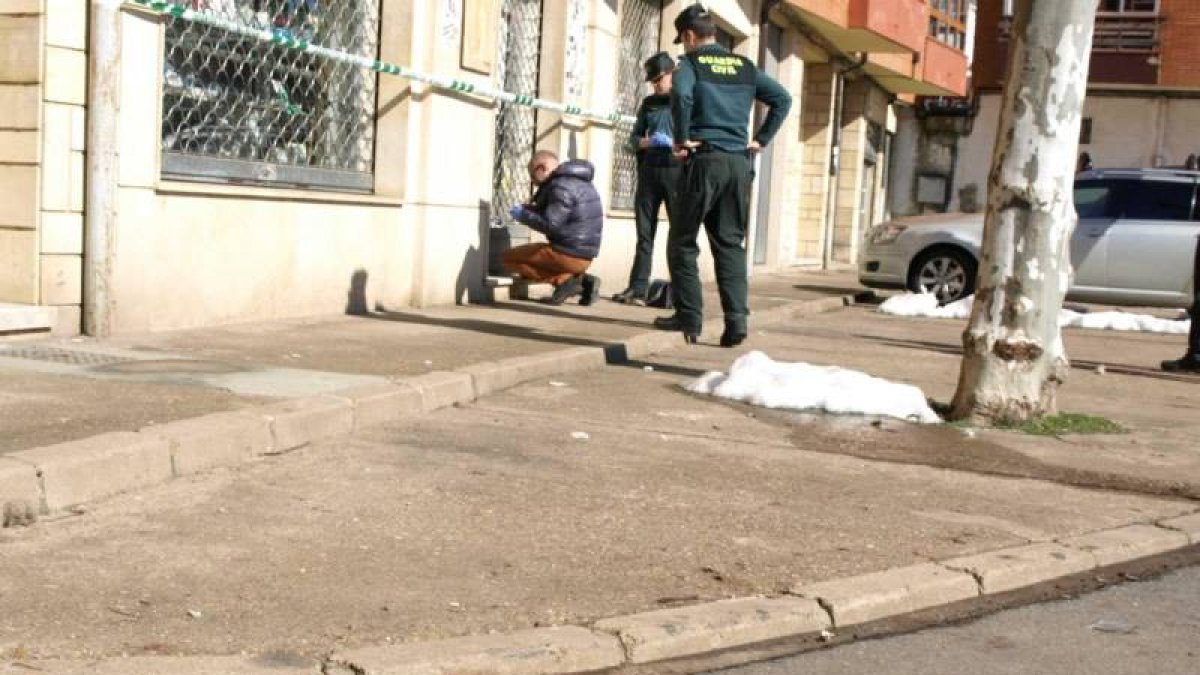 En la parte inferior de la imagen, la mancha de sangre causada por la herida.