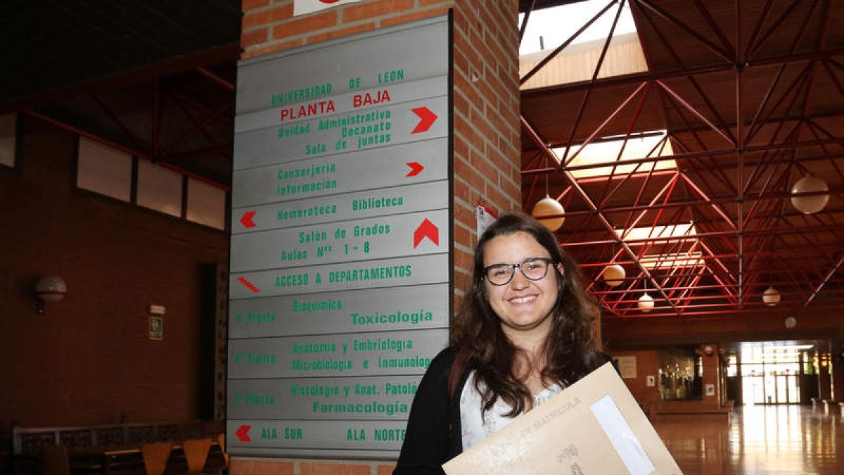 La madrileña Laura Peláez, instantes después de firmar su matrícula en Veterinaria.