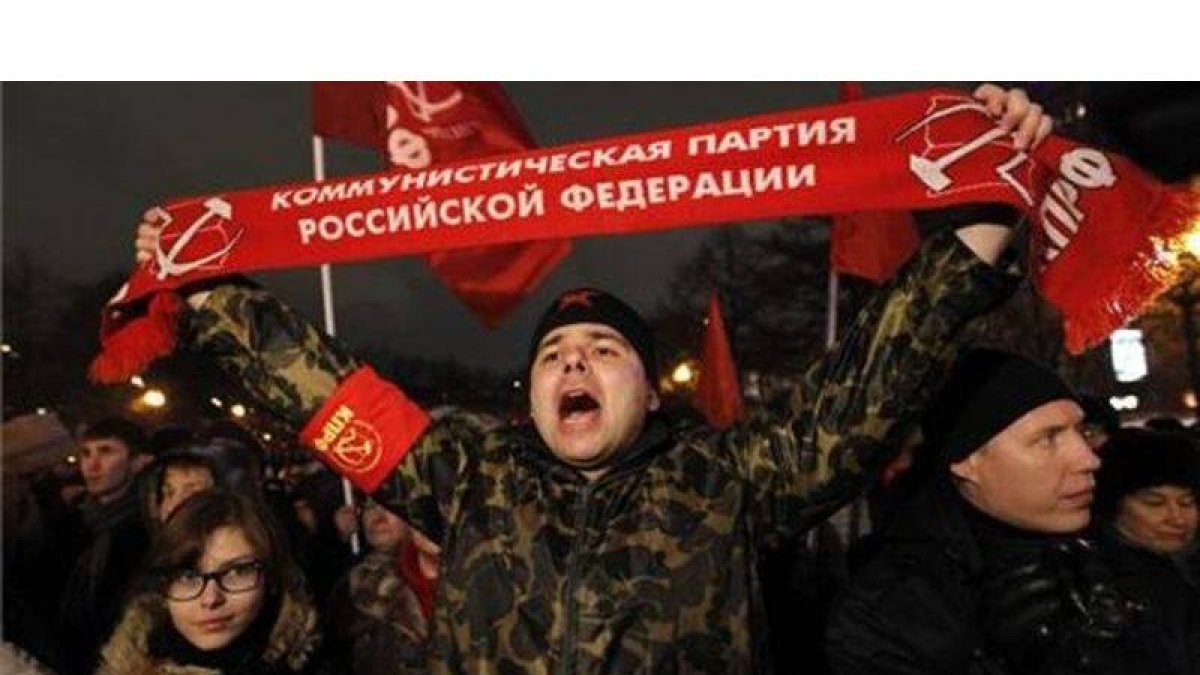 Un miembro del partido comunista ruso corea lemas durante una concentración en Moscú por el fraude electoral.