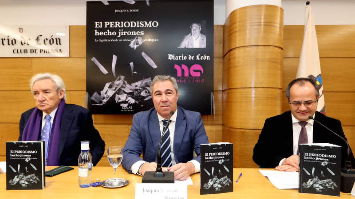 Luis del Olmo, Joaquín S. Torné y Florencio Carrera, durante la presentación del libro ‘El Periodismo hecho jirones’. RAMIRO