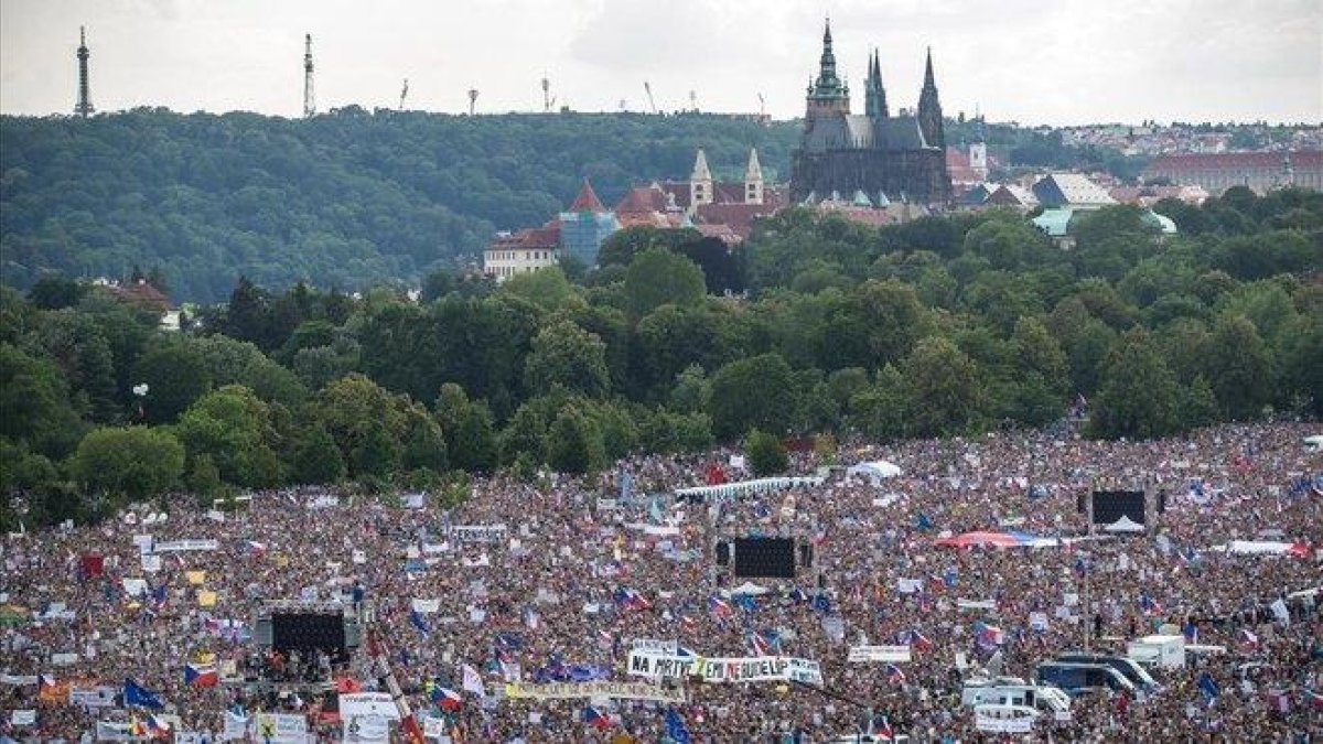 Miles de manifestantes protestan contra el primer ministro checo Andrej Babis en Praga.