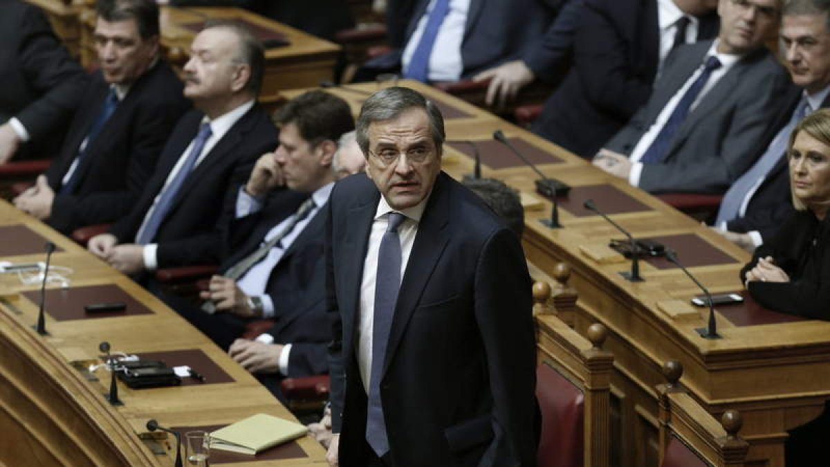 El primer ministro, Antonis Samaras, asiste a la votación del presidente en el Parlamento.