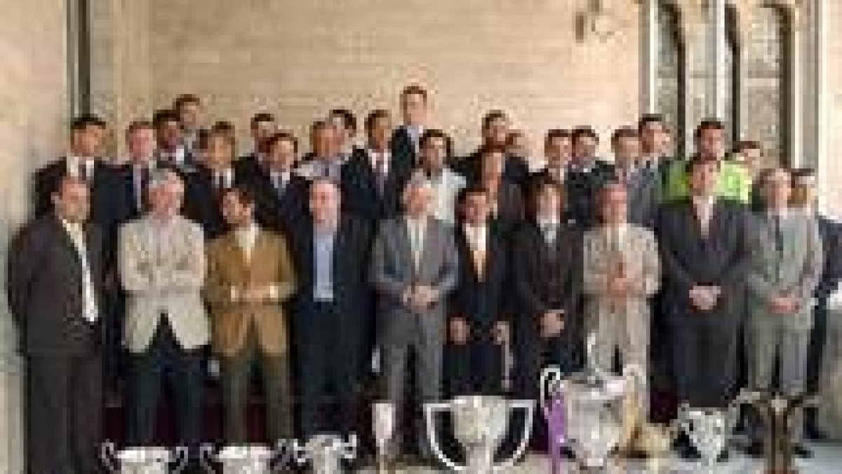 Una delegación de cada equipo del Barça posa con Maragall y con los diez trofeos conseguidos