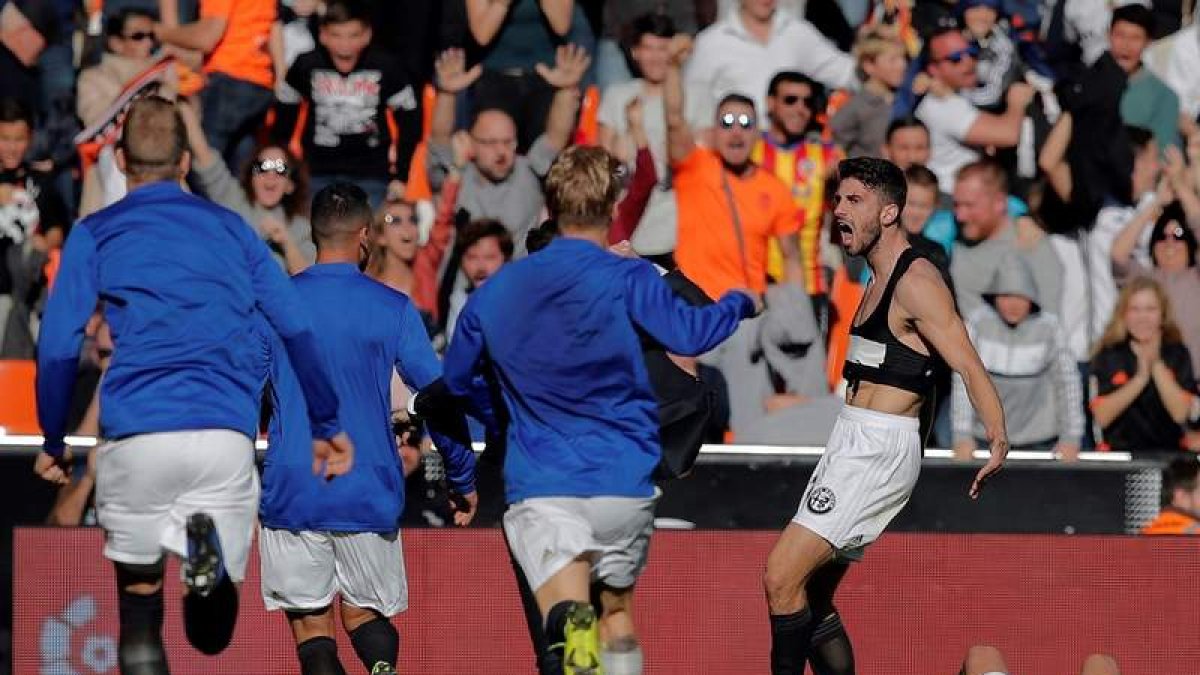 Piccini celebra con sus compañeros el gol de la victoria ante el Huesca. KAI FÖRSTERLING