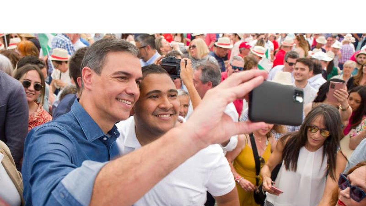 Pedro Sánchez se saca una selfie ayer, en un acto electoral en la provincia de Málaga dentro de la campaña andaluza. ÁLVARO CABRERA