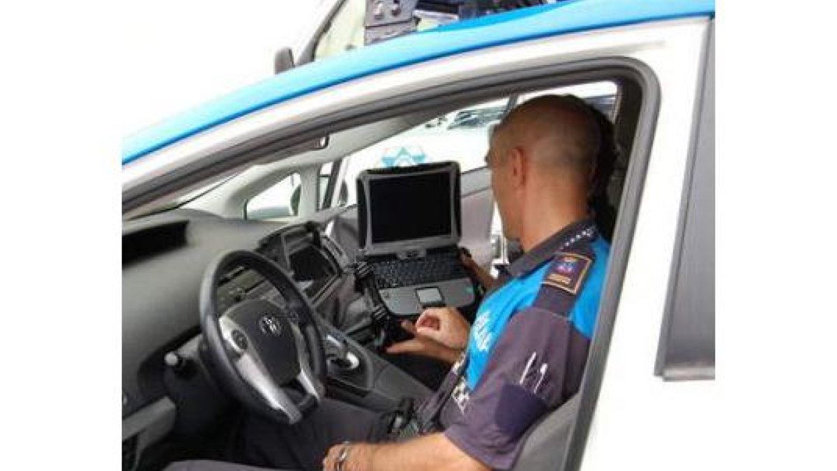 Un policía maneja el sistema en uno de los vehículos.