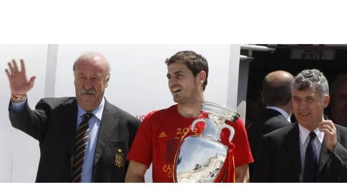 Vicente del Bosque, Iker Casillas portando la Copa de Europa y Ángel María Villar, en el momento en que se disponen a bajar la escalerilla del avión a su llegada al aeropuerto de Barajas.